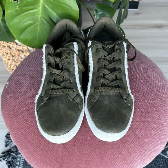 Women’s Olive Green Sneakers Lace Up Sherpa Heel Tab Size 8.5 M New!