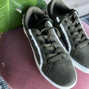Women’s Olive Green Sneakers Lace Up Sherpa Heel Tab Size 8.5 M New!